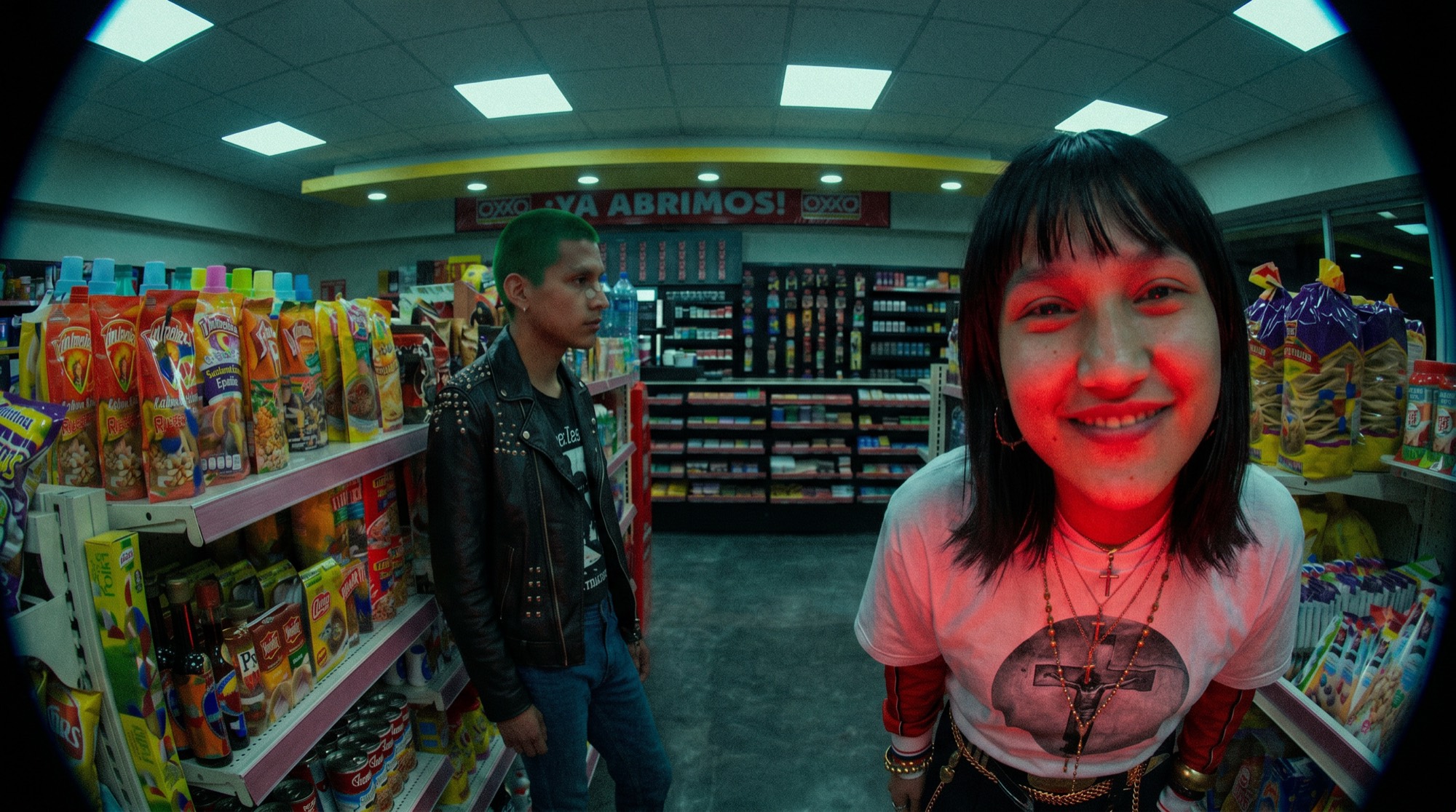 Nacho y Elena dentro de un OXXO recién abierto, vistos con lente ojo de pez.